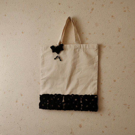 Granny Goes Dark - Βαμβακερή Tote Τσάντα με Μαύρα Granny Squares & Charm Νυχτερίδα
